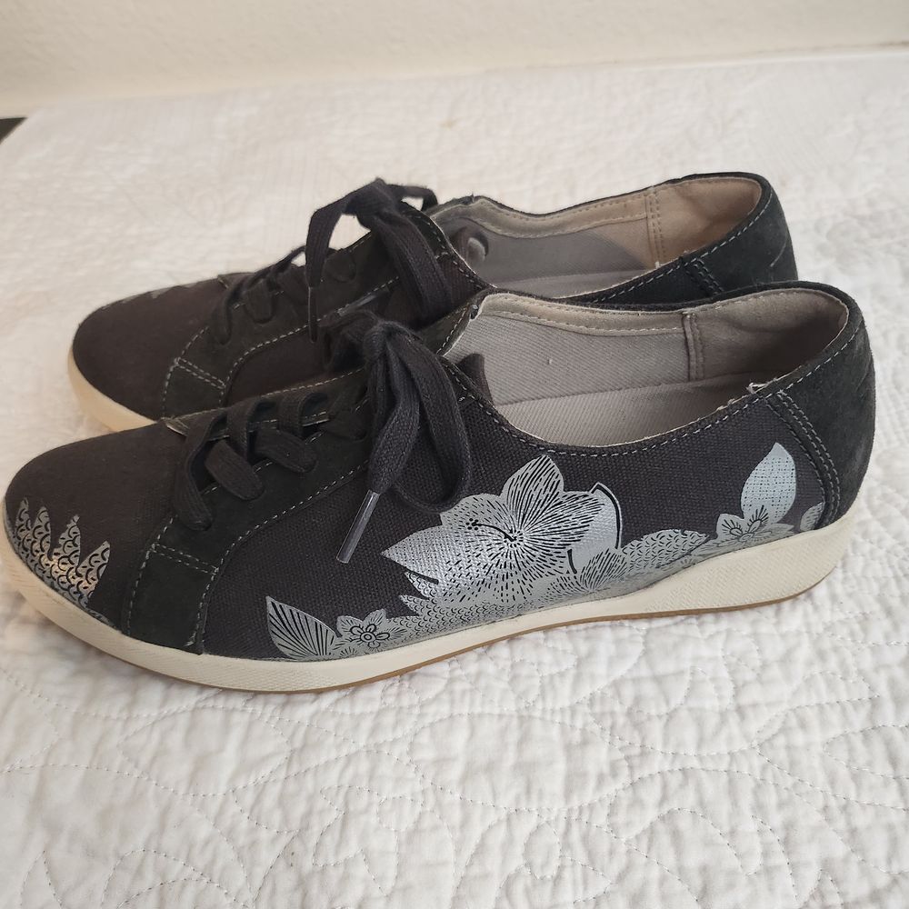 Dansko Olisa Sneaker Women's 39 US 8.5-9 Floral Silver Foil Low Top Black